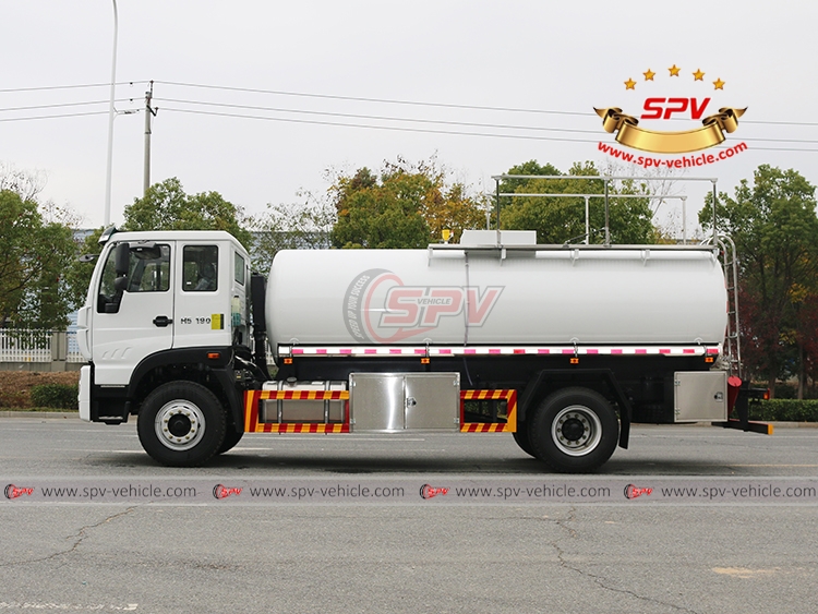 10,000L Stainless Steel Acetic Acid Tank Truck Sinotruk - Left Side View